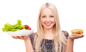 عکس با کیفیت خانم با ظرف سالاد و ساندویچ